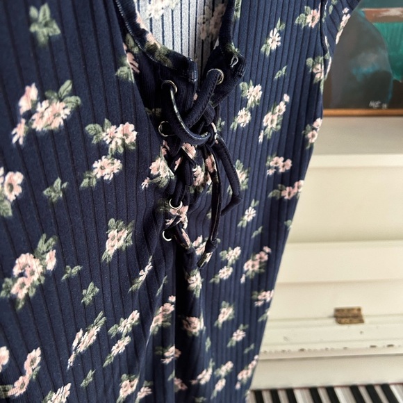 Justify Navy Floral Short Sleeve Top Small - Picture 4 of 9